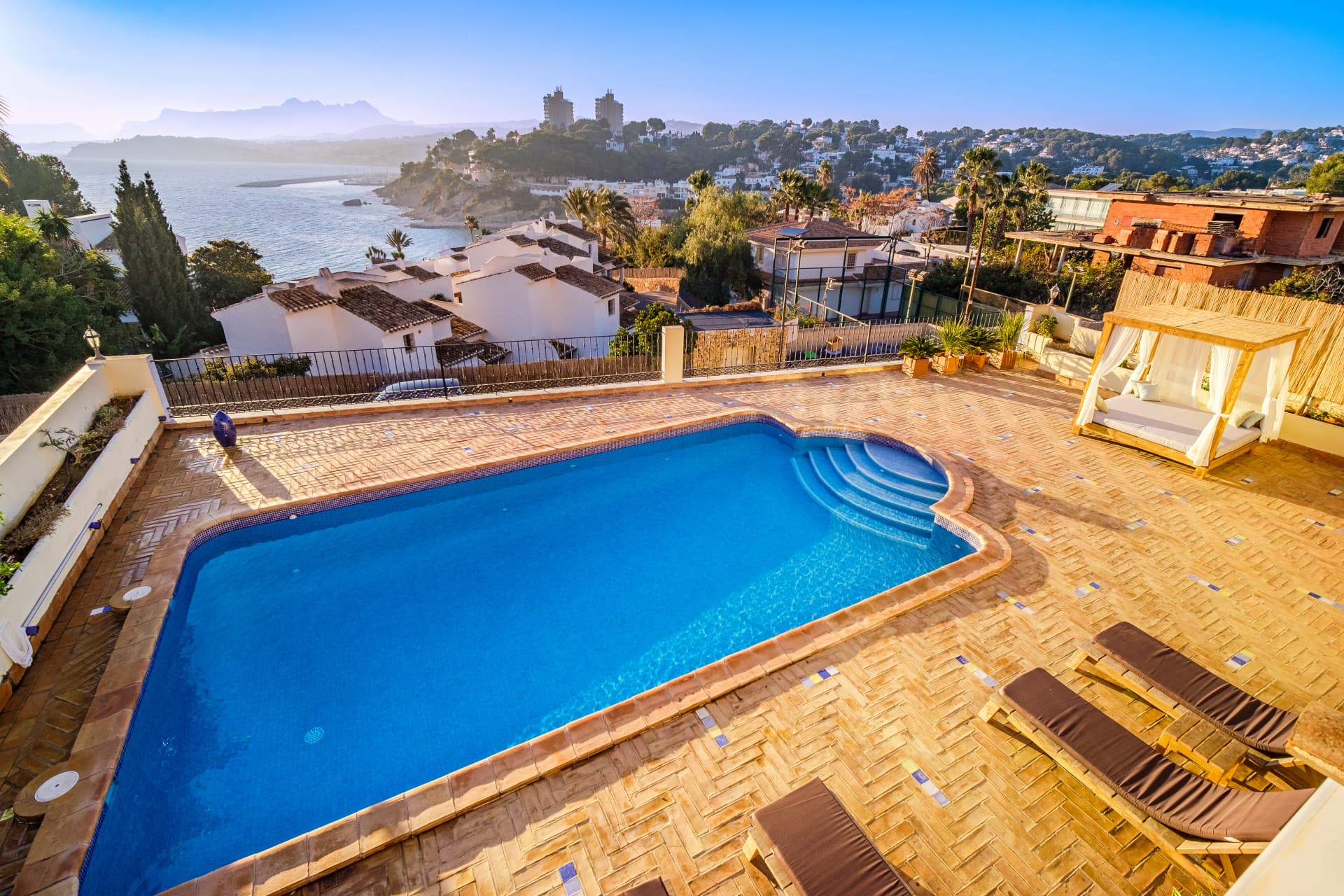 Cette impressionnante villa est située dans la belle ville de Moraira, dans la province d'Alicante. - 30