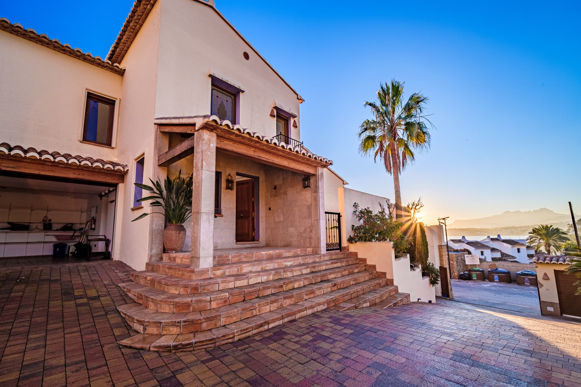 Cette impressionnante villa est située dans la belle ville de Moraira, dans la province d'Alicante. - 2