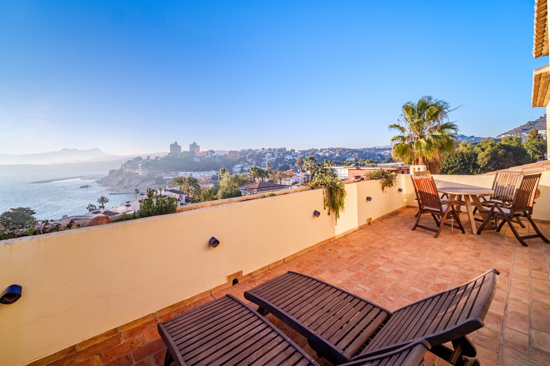 Cette impressionnante villa est située dans la belle ville de Moraira, dans la province d'Alicante. - 25
