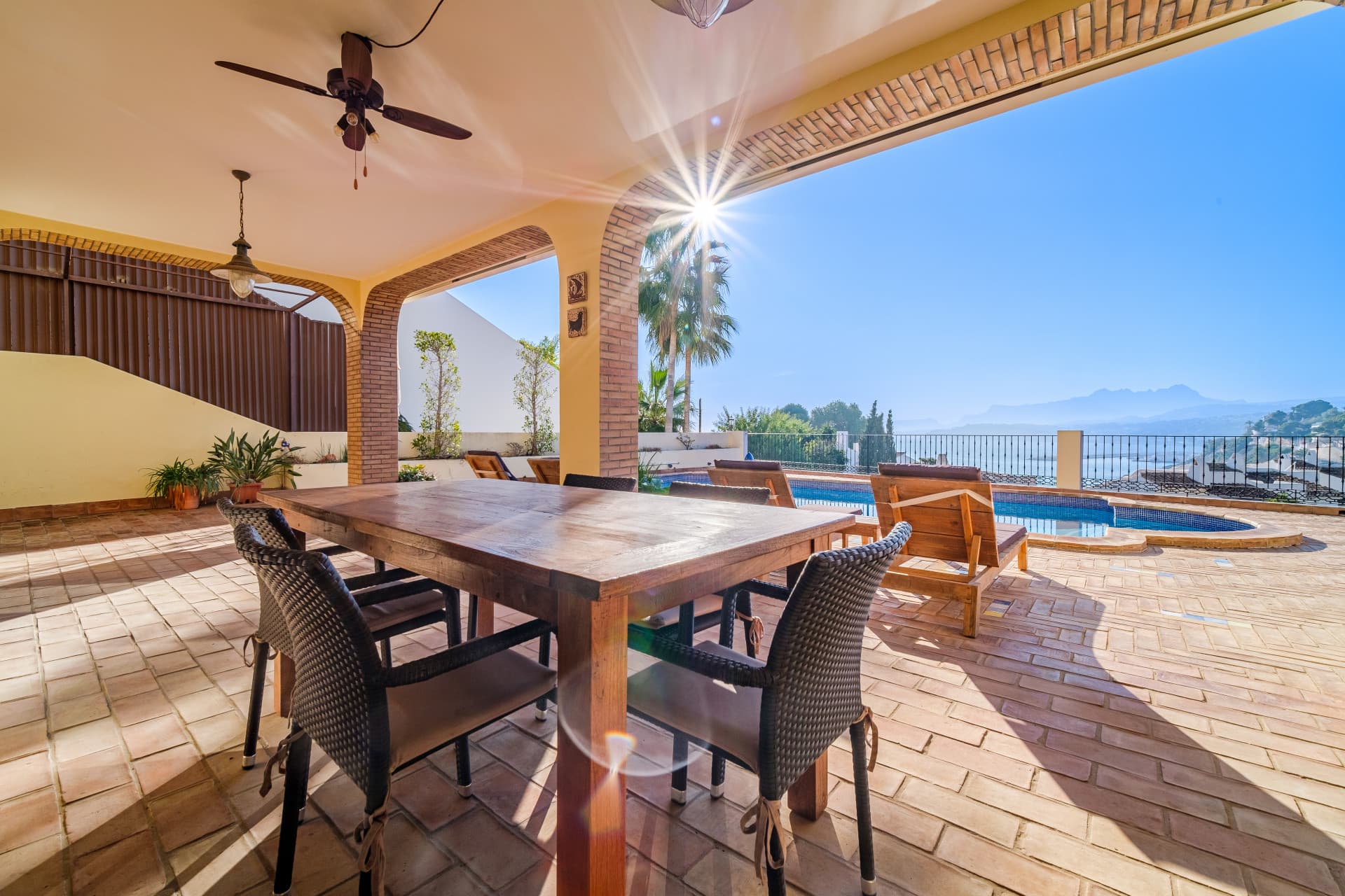 Cette impressionnante villa est située dans la belle ville de Moraira, dans la province d'Alicante. - 5