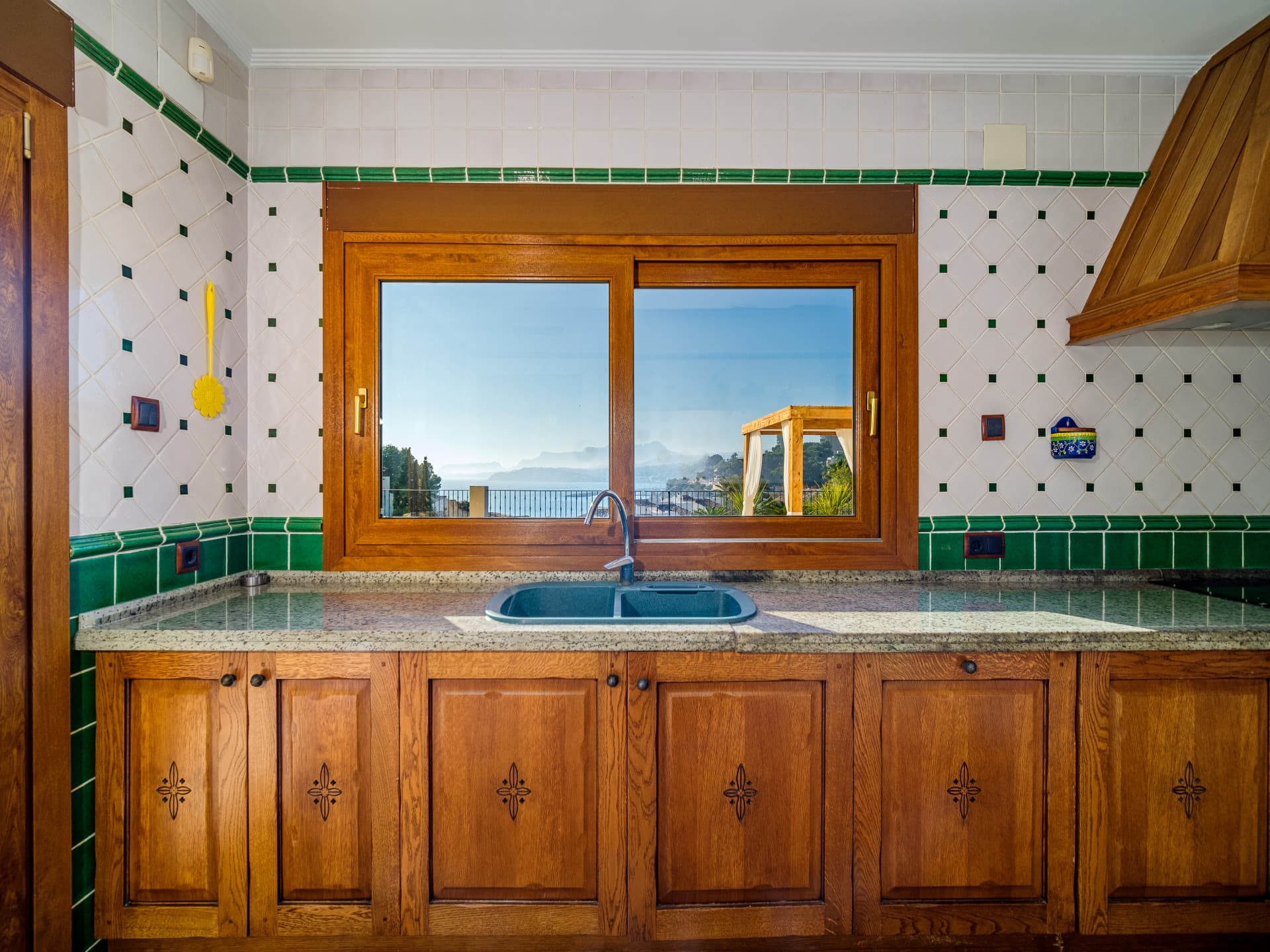 Cette impressionnante villa est située dans la belle ville de Moraira, dans la province d'Alicante. - 12