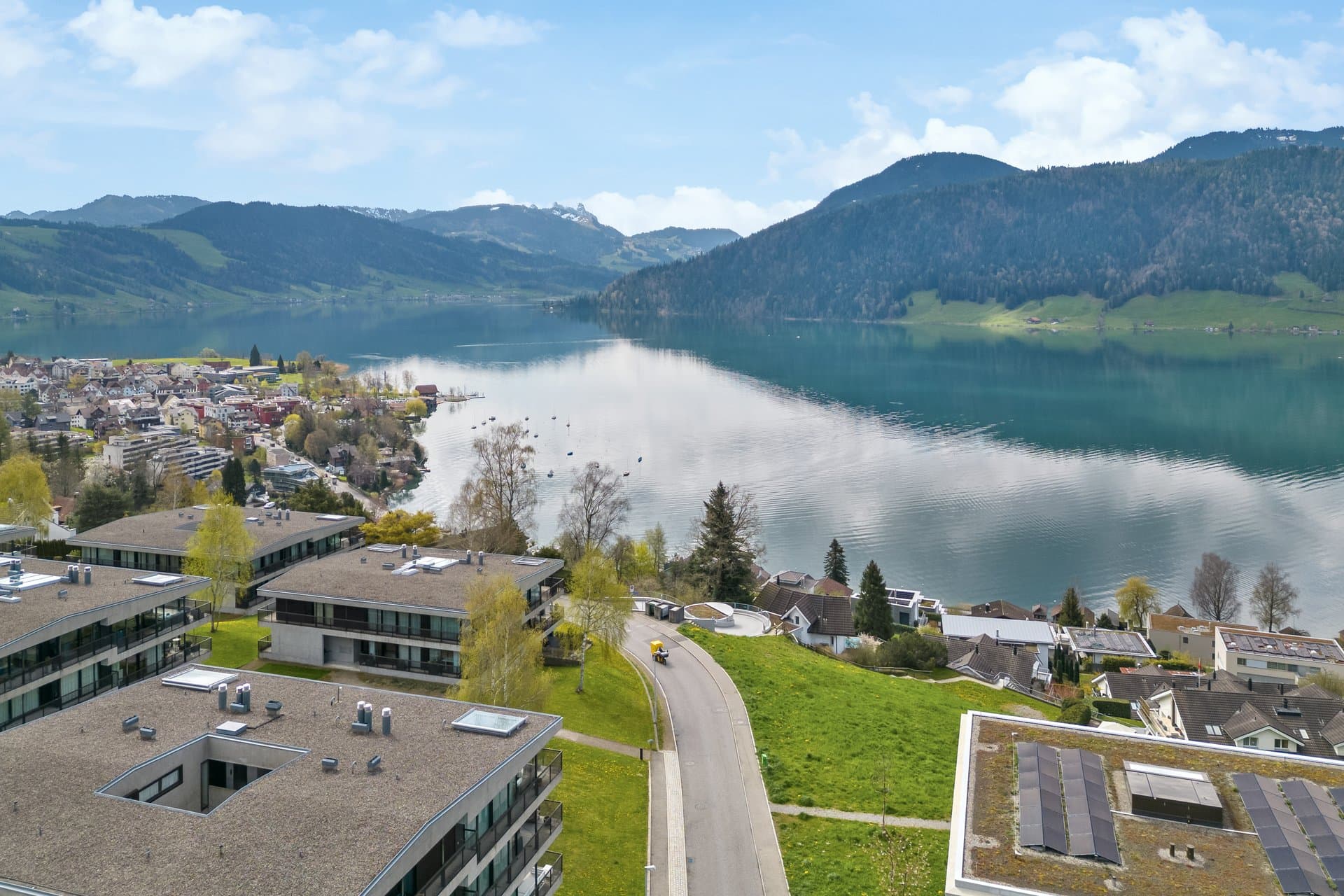 Ce n'est pas seulement son emplacement privilégié à flanc de colline, baigné de soleil et offrant une vue imprenable, qui fait de cet appartement en duplex de 8,5 pièces un bien exceptionnel, mais… - 5