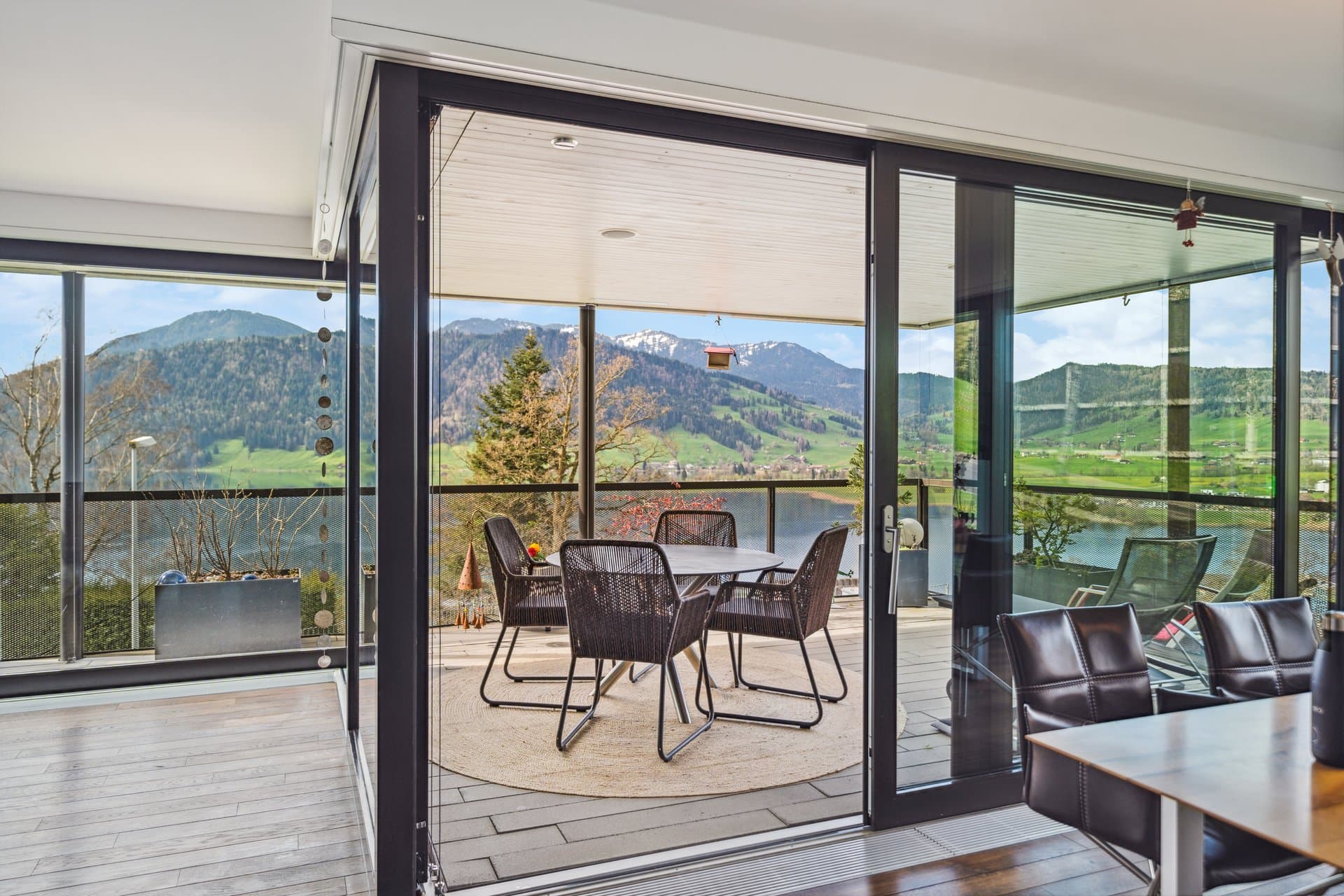 Ce n'est pas seulement son emplacement privilégié à flanc de colline, baigné de soleil et offrant une vue imprenable, qui fait de cet appartement en duplex de 8,5 pièces un bien exceptionnel, mais… - 3