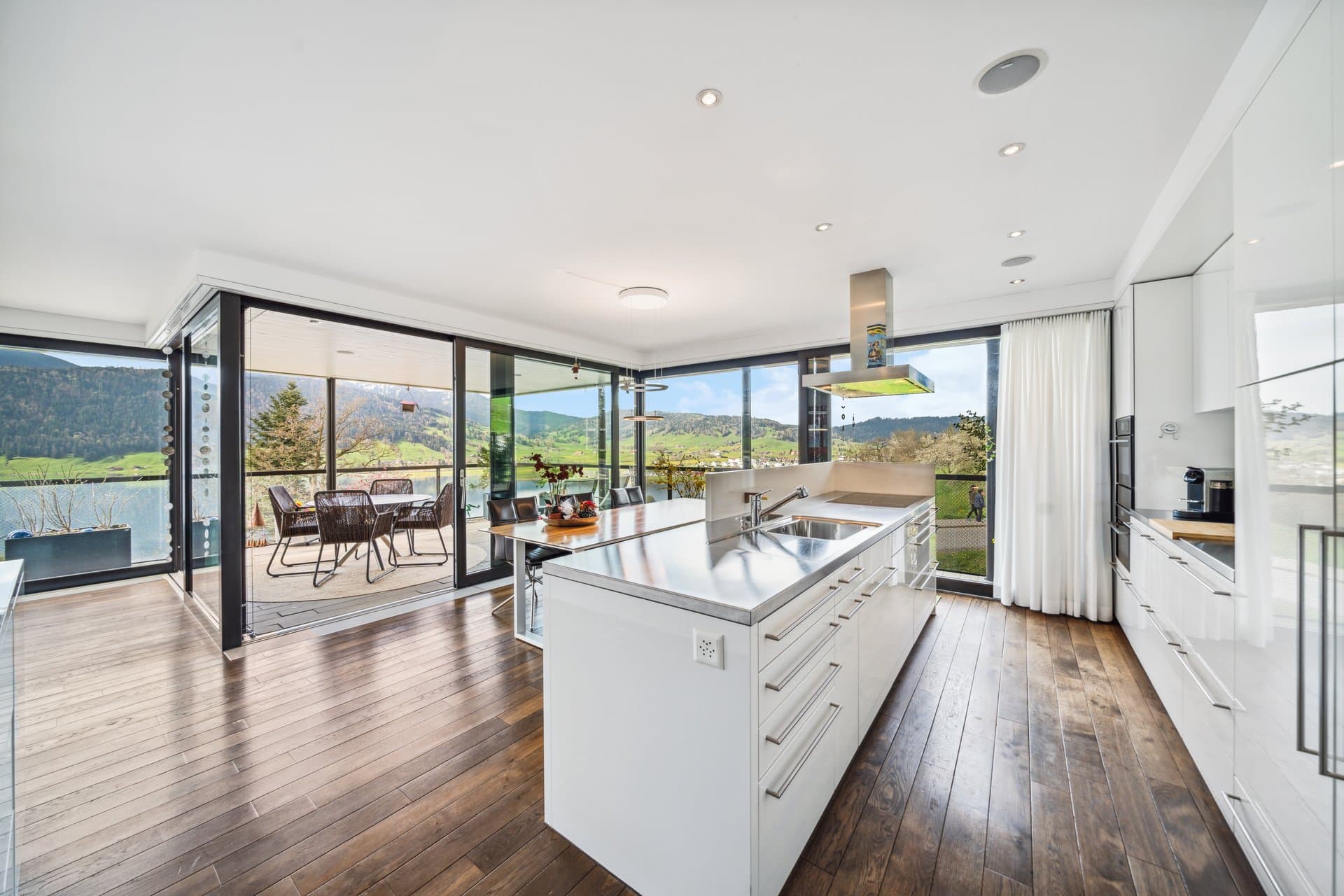 Ce n'est pas seulement son emplacement privilégié à flanc de colline, baigné de soleil et offrant une vue imprenable, qui fait de cet appartement en duplex de 8,5 pièces un bien exceptionnel, mais… - 2