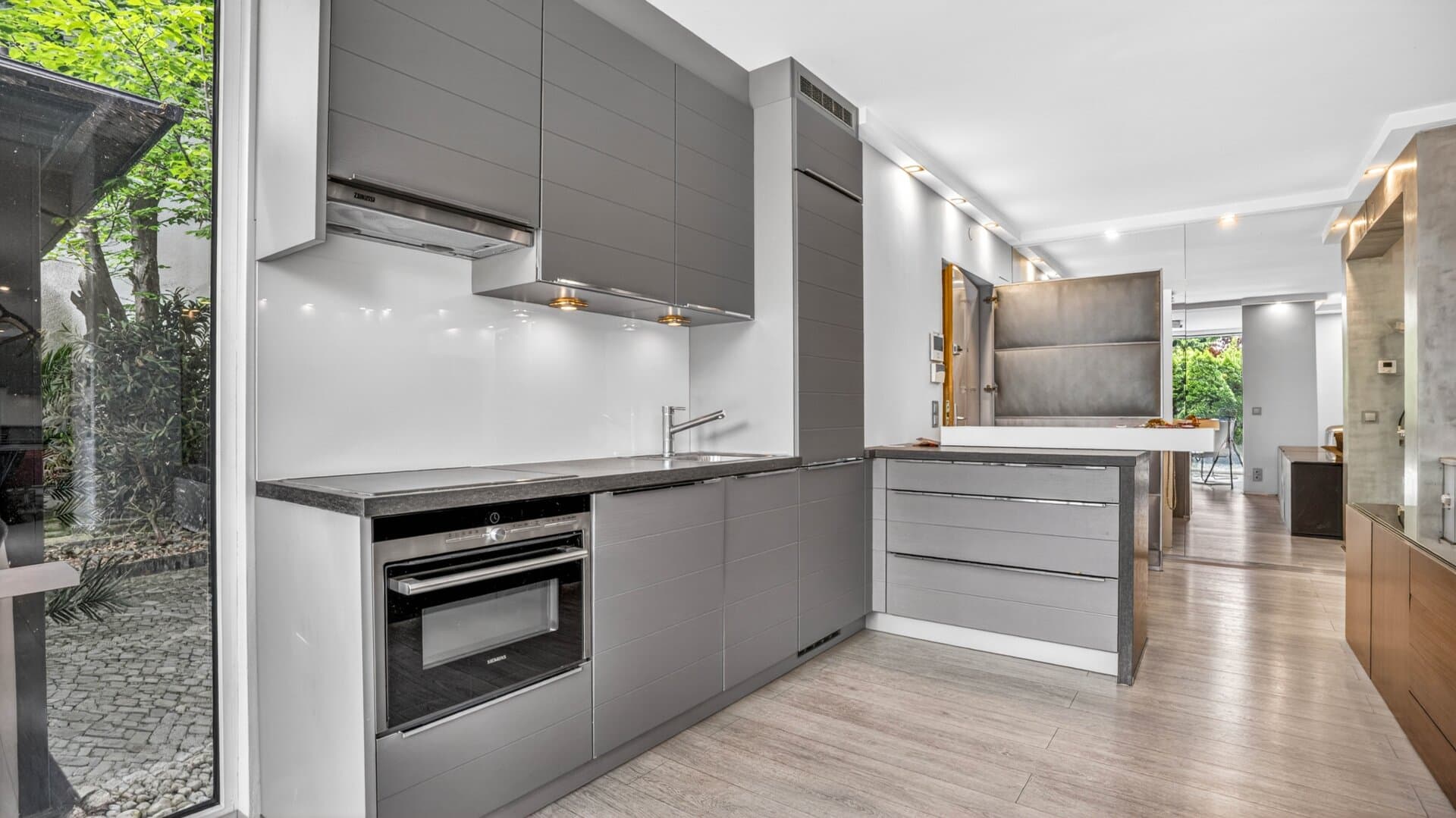 Sunny Apartment with East Garden & West Terrace - 4