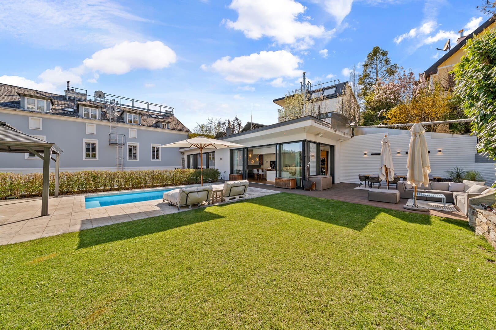 Exclusive Symbiosis of Historic Substance and Luxurious Extensions - 2