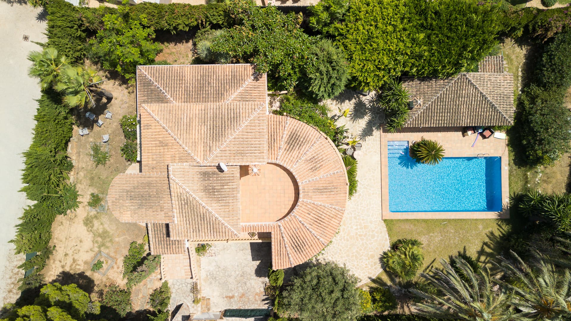 Cette fabuleuse villa est située dans le quartier de Portichol, l'un des quartiers les plus exclusifs de Jávea, près de la magnifique plage de La Barraca et à 5 minutes de la crique de Cala Blanca. - 24