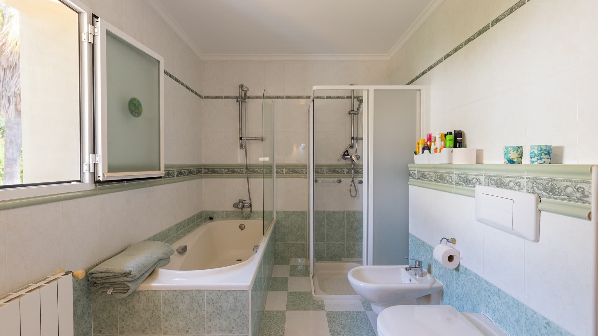 Cette fabuleuse villa est située dans le quartier de Portichol, l'un des quartiers les plus exclusifs de Jávea, près de la magnifique plage de La Barraca et à 5 minutes de la crique de Cala Blanca. - 11