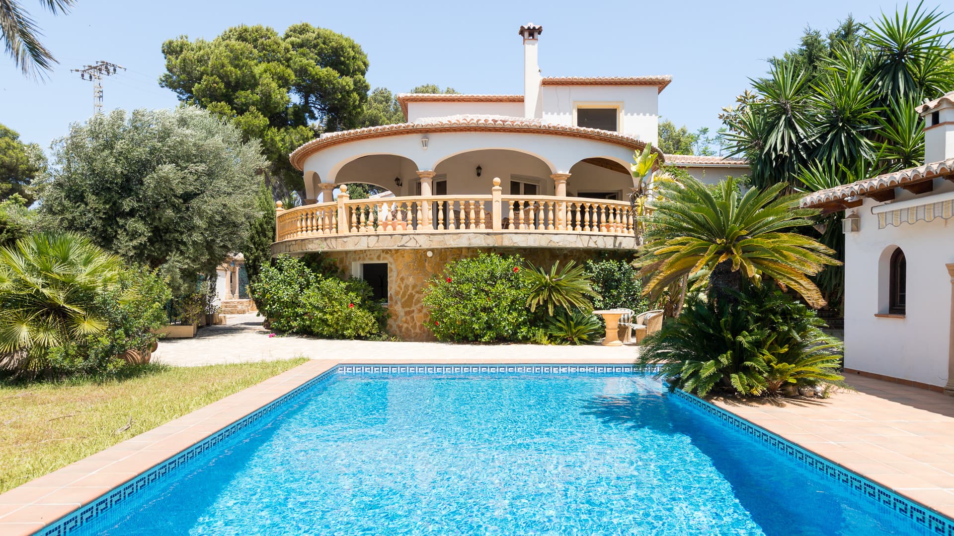 Cette fabuleuse villa est située dans le quartier de Portichol, l'un des quartiers les plus exclusifs de Jávea, près de la magnifique plage de La Barraca et à 5 minutes de la crique de Cala Blanca. - 23