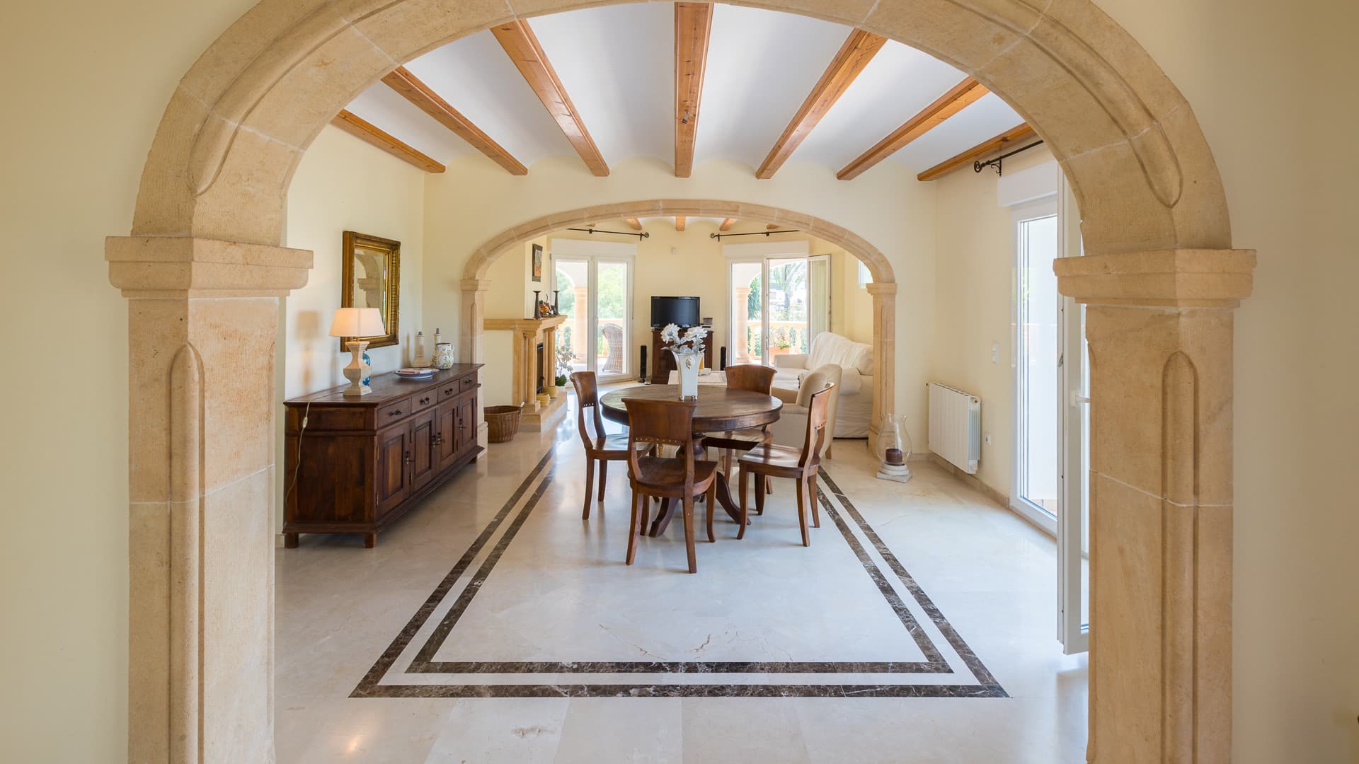 Cette fabuleuse villa est située dans le quartier de Portichol, l'un des quartiers les plus exclusifs de Jávea, près de la magnifique plage de La Barraca et à 5 minutes de la crique de Cala Blanca. - 4