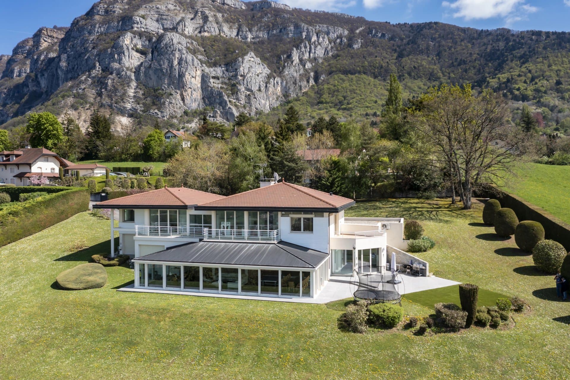 Exceptional villa with lake, mountain and jet d'eau views