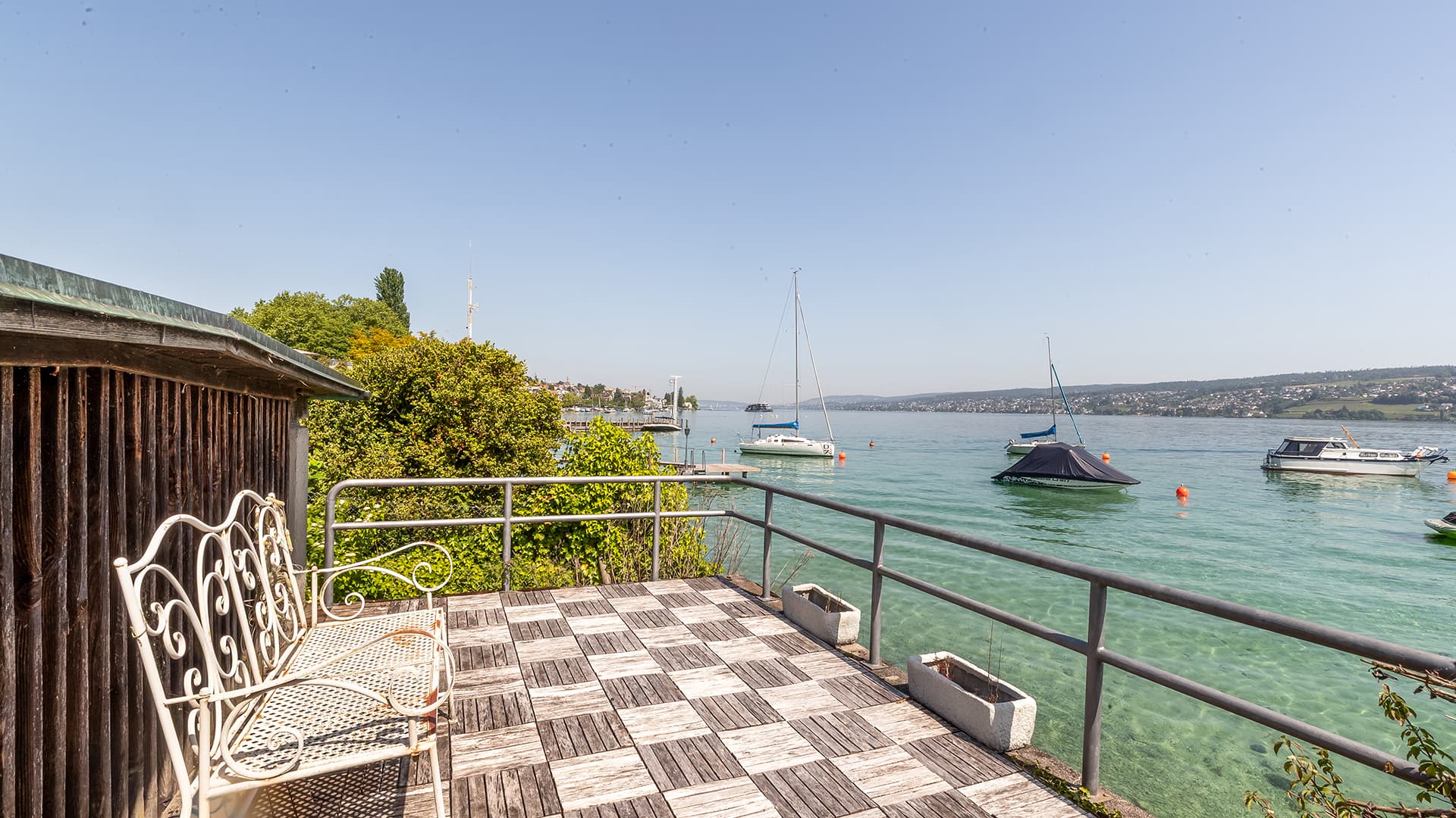 A sleeping beauty: your lakefront oasis