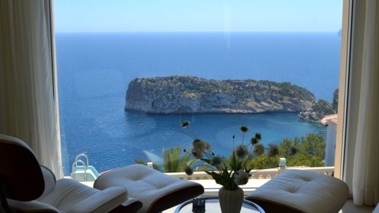 House for sale with views of the Ambolo cove, Javea