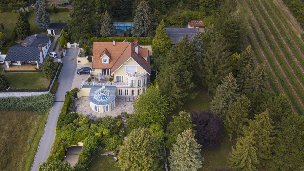 Luxus-haus in Österreich - Luftbildaufnahme mit Drohne