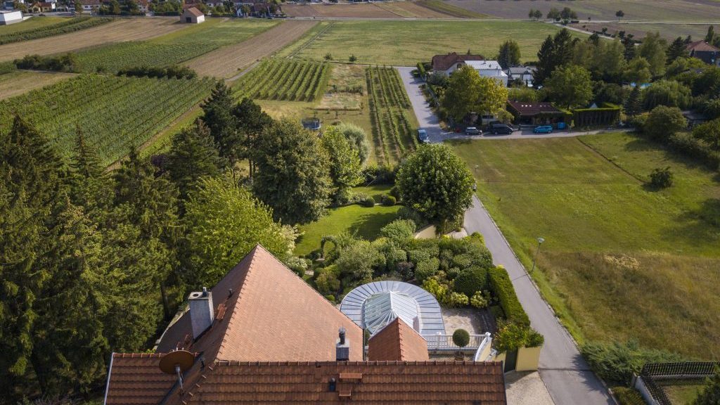 Fotografía aérea con drones - vista de la casa y alrededores