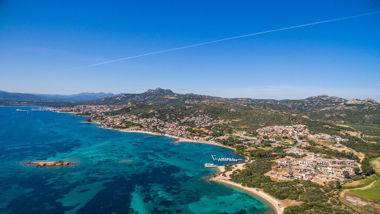 Vista aérea del complejo Borgo Harenae y el mar