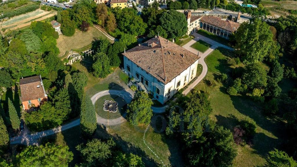 Villa with Valpolicella vineyards