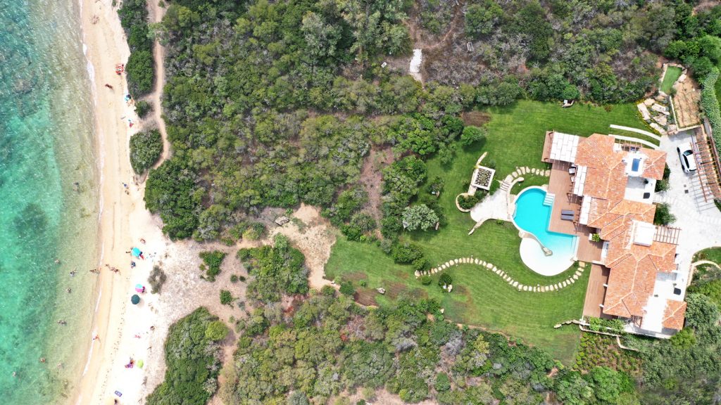 Casa immersa in un magnifico giardino confinante con il mare