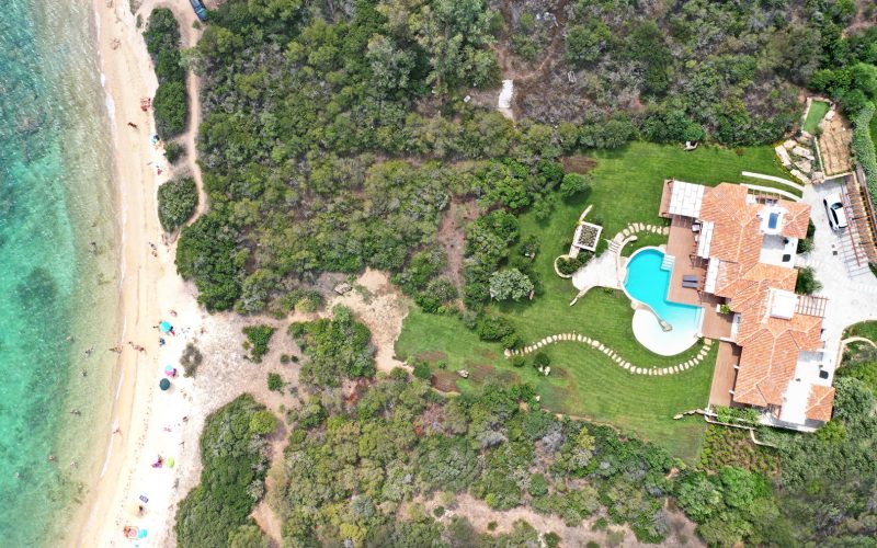 Casa immersa in un magnifico giardino confinante con il mare