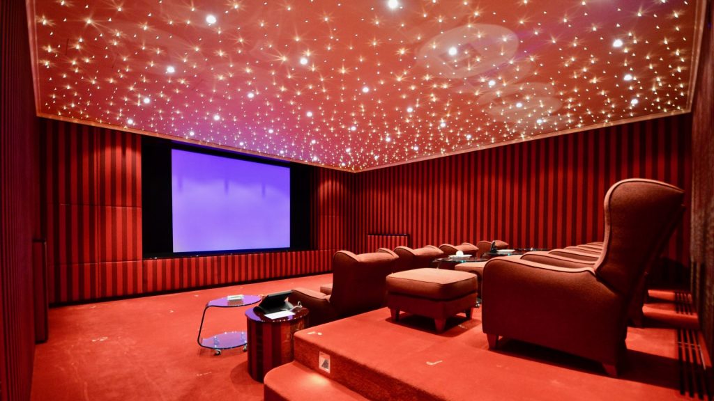 Sala de cine de la espléndida villa