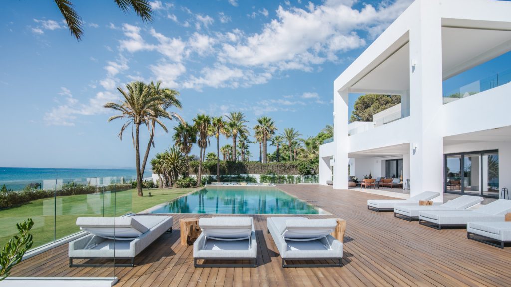 Beachfront Luxury villa for sale in Estepona with pool