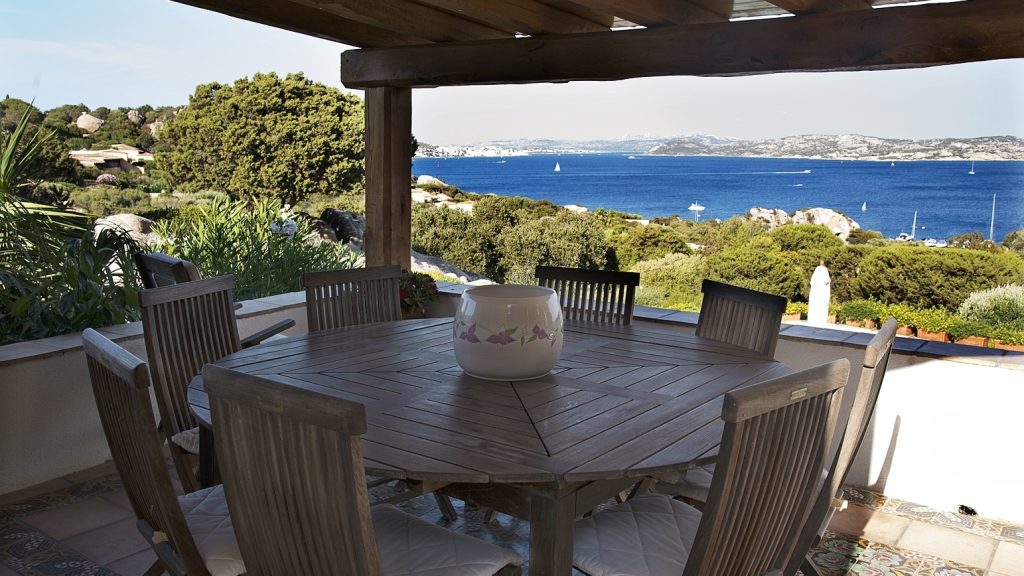 Terraza con vistas al mar en Cerdeña