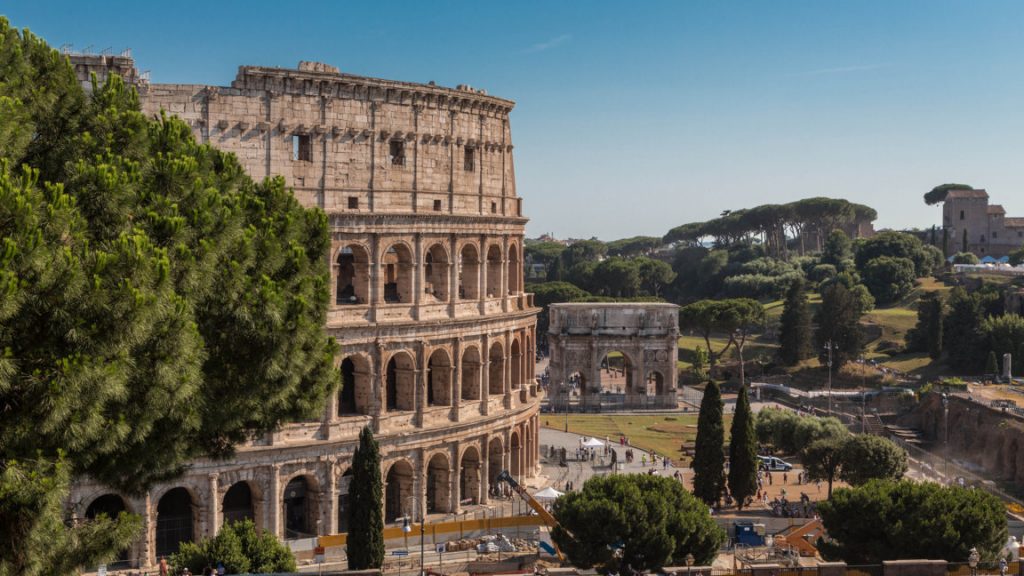 Terraza con vistas del Coliseo romano