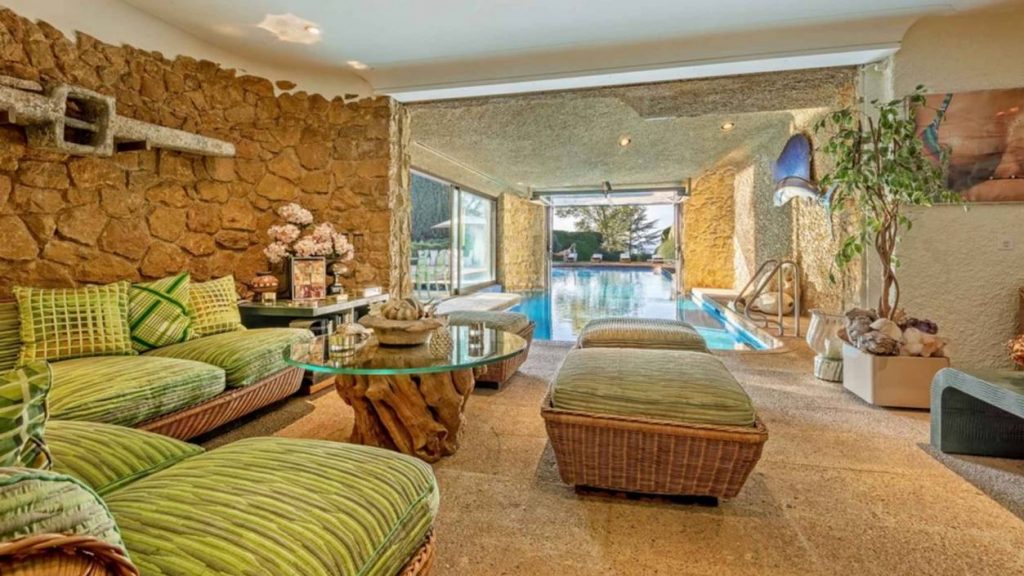 Sitting room with indoor pool