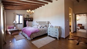 Dormitorio con acabados en madera