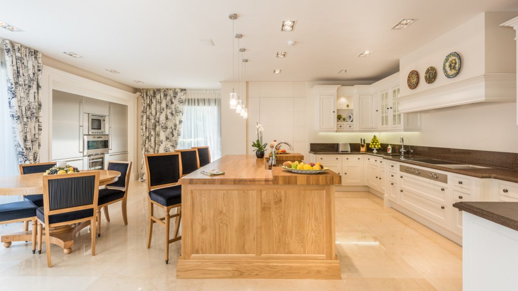 Cocina con zona de comedor en esta propiedad de Marbella