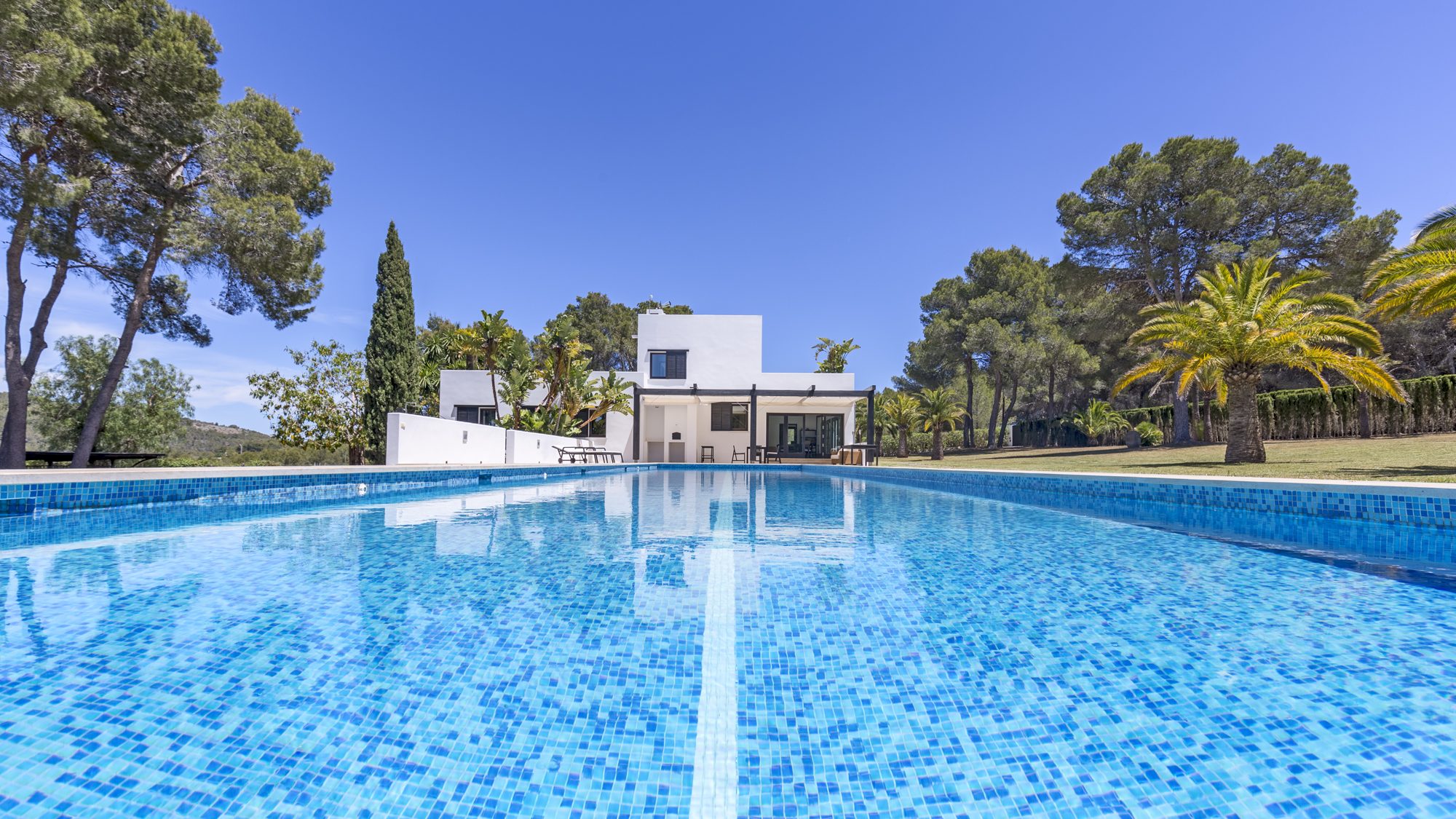 Impresionante piscina de 25 metros