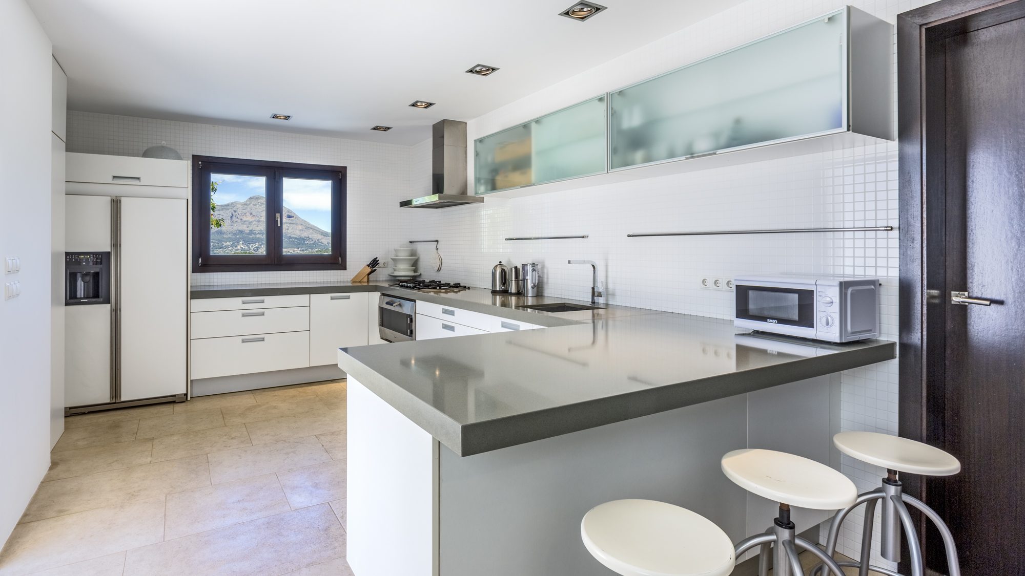 Contemporary-style kitchen dining area