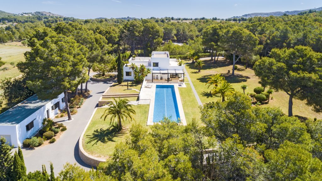 Villa de estilo ibicenco ubicada en un entorno paisajístico