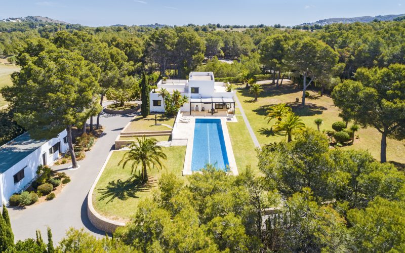 Villa de estilo ibicenco ubicada en un entorno paisajístico