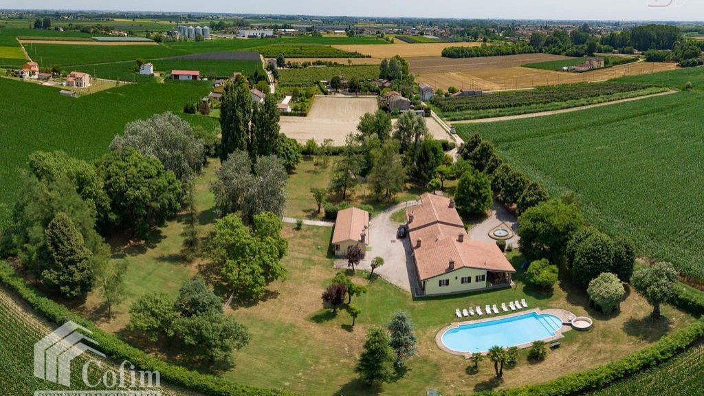 Villa for sale surrounded by a green landscape in Polesine, Rovigo