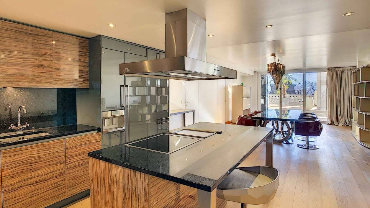 Kitchen with a central island and dining area