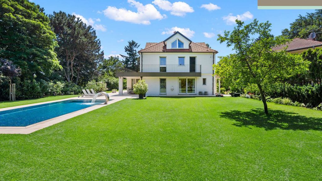Stately villa with pool in top location