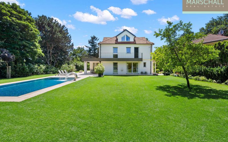 Stately villa with pool in top location