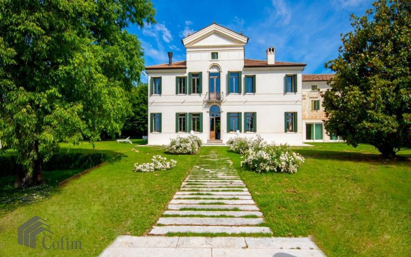 Luxury villa in Prosecco, Treviso with landscaped gardens
