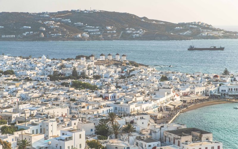 Discover how Santorini and Mykonos have become irresistible investment destinations in the luxury real estate market. We analyze trends, prices, and rental opportunities.